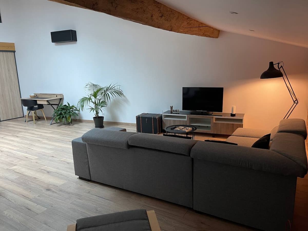 Le coin bureau et le salon du loft