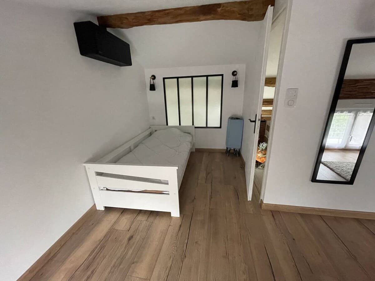 Chambre en mezzanine : lit simple sous la verrière