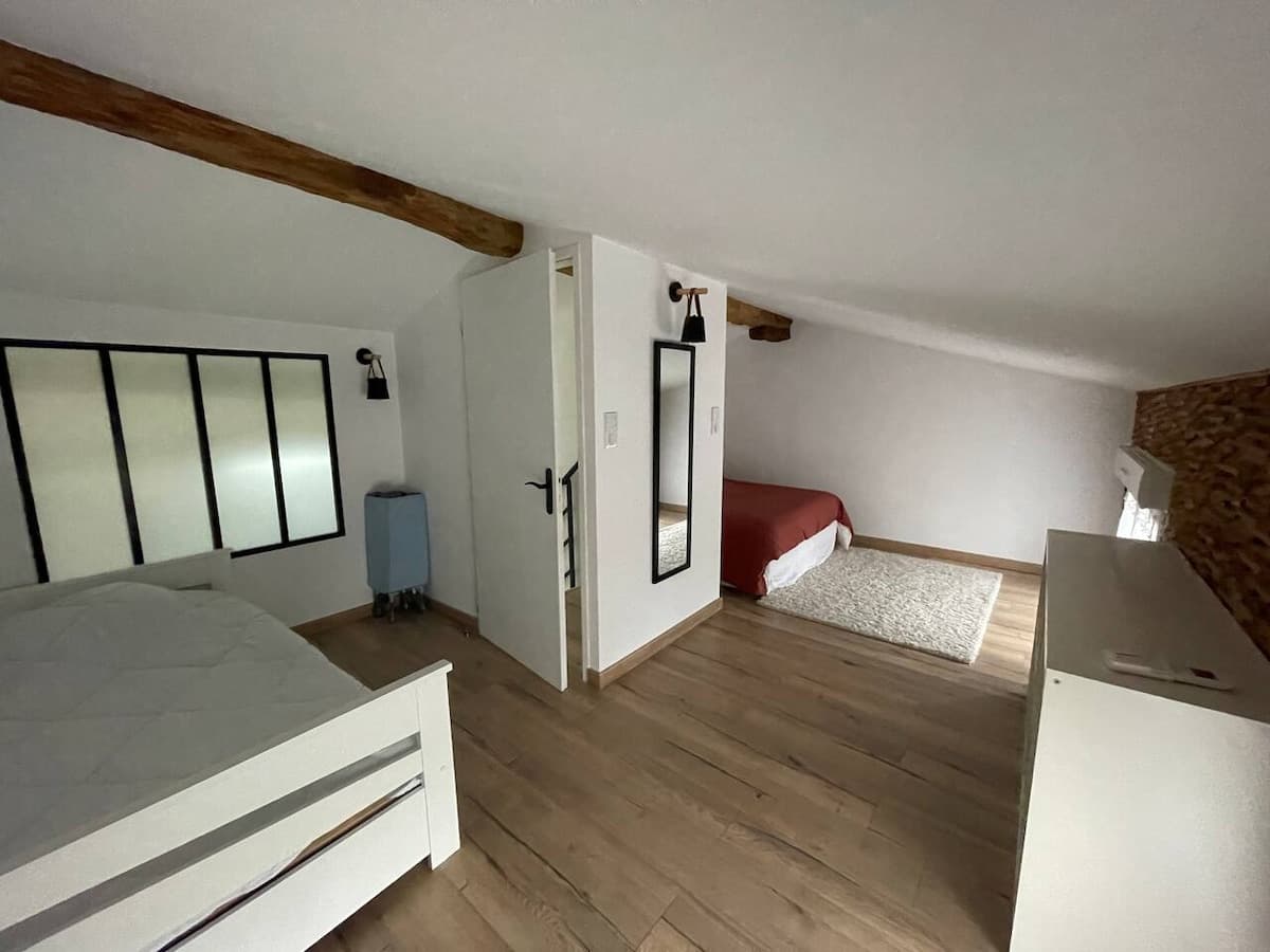 La mezzanine : lit simple au premier plan, lit double au fond